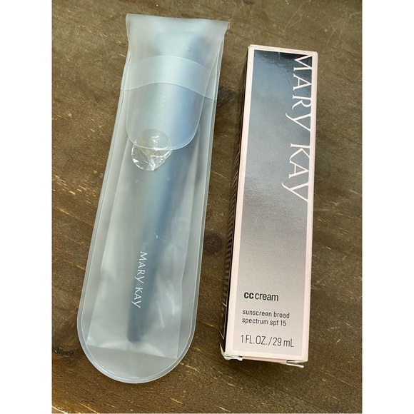 Mary Kay | CC Cream & Foundation Brush - Picture 7 of 14